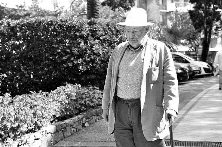 Adorno_Persian's tweet photo. «بگذار شعار ما این باشد؛ فراموش نمی‌کنیم»

می‌گوید مهمترین ویژگی حکومت‌های فاشیستی “ابداع دشمن” است.

«داشتن دشمن، نه فقط برای ساخت هویت‌شان لازم است که مهمتر از آن موجب می‌شود تا هرگز تن به بازبینی و مقایسه‌ی نظام ارزشی خود با سایر ارزش‌ها ندهیم.

از همین‌رو در نظر اومبرتو اکو اصل مشترک میان همه‌ی فاشیست‌ها این است:

«وقتی دشمنی در کار نیست باید آن را ابداع کرد»

اکو این نکته را با روایت خاطره‌ای از گفتگویش با یک راننده تاکسی در نیویورک، در “شب نویسندگان کلاسیک” در دانشگاه بولونيا در بهار ۲۰۰۸ تعریف کرد.
وقتی که راننده پاکستانی ِتاکسی متوجه می‌شود زبان مردم ایتالیا، انگلیسی نیست و فرهنگشان با فرهنگ ِآمریکا متفاوت است.

«جا خورد و پرسید:
دشمنان‌تان، چه کسانی هستند. با چه کسانی می‌جنگید؟»

اکو پاسخ می‌دهد؛ هیچ‌کس!

«راننده با تعجب مرا نگریست و گفت این که ممکن نیست»

راننده که از پاسخ اکو ناامید شده بود، چیز دیگری نمی‌گوید.

«سعی کردم در مقصد با انعامی مناسب ناامیدی راننده را از جواب خودم جبران کنم»

اما همین گپ کوتاه ذهن اکو را برای مدت‌ها مشغول خود می‌کند:

«بعدها دریافتم چطور باید جوابش را می‌دادم.
باید می‌گفتم ما بیش از هر کس در حال کشتن خودمان هستیم» /۱