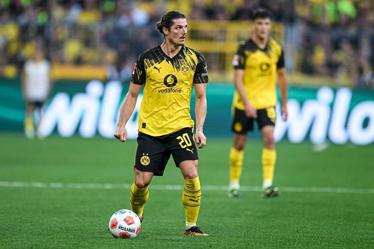Europeannewsbvb's tweet photo. Hall of shame perfromance 

And he is the one that stays on the pitch.
My God. https://t.co/0szEmkpHEh