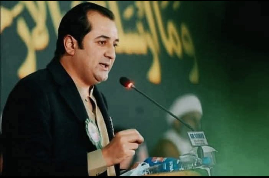 سابق وزیر اعلی گلگت بلتستان خالد خورشید وہ بہادر  انسان ہے جس نے عمران خان کیلئے اپنی حکومت قربان کی، 
لیکن خان کیساتھ ڈٹ کر کھڑے رہے