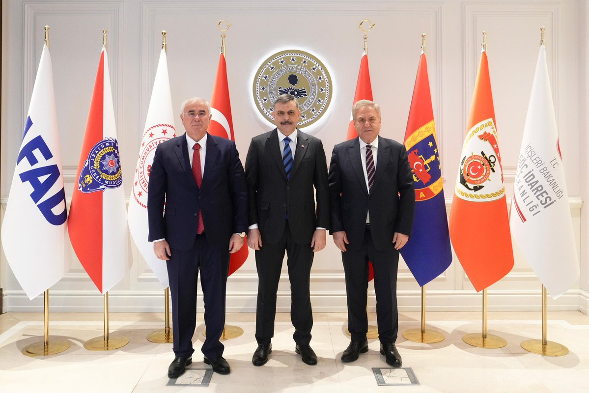 Kamu Başdenetçisi Sayın Mehmet Akarca ve İş İnsanı Sayın Mehmet Aslan İçişleri Bakanımız Sayın Mustafa Çiftçi’ye hayırlı olsun ziyaretinde bulundu.