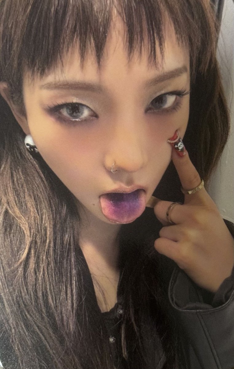 WHY DOES BAD BUNNY HAVE A KARINA PHOTOCARD??