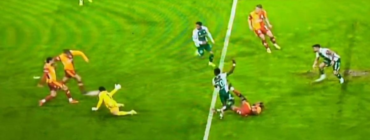 Organize işlere anlamsız rotasyonun ile yardım edersen, yenilgi kaçınılmaz olur. #OkanBuruk 
#KNYvGS  2-0 #Galatasaray 💛♥️