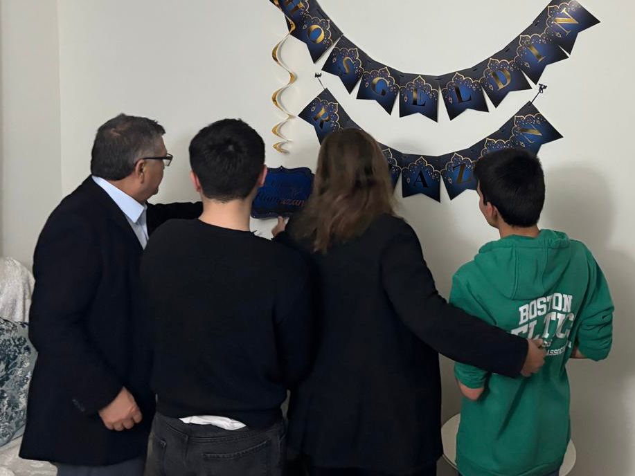 mustafaozarslnn's tweet photo. Çocuklarımız ve gençlerimiz mutluysa gerisi kolay, gerisi detay.
🤲
Devletimizin sağladığı şefkatli aile ortamında yetişen evlatlarımızla bugünkü iftarımızda bir araya geldik. 

Kültür kodlarımızda  devlet, kerimdir. Devlet hem anadır hem babadır.
#Kerimdevlet, ailede  bir babanın ve annenin çocuklarına baktığı gibi bakar, gözetir  kollar  vatandaşlarını ve halkının her bir ferdini. 

Evlatlarımızın  güvenli, huzurlu ve sevgi dolu bir aile ortamına en yakın koşullarda yetiştirilmeleri  milletimizin ve kerim  devletimizin  başarısı.

Şefkatli, gönlü bol  aziz milletimiz ve kerim devletimiz var olsun.🇹🇷

#GönülSofrası 
#Ramazan
