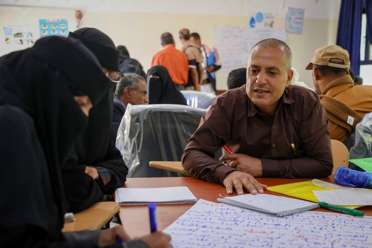 UNDPYemen's tweet image. 47 Water User Assiciactions members from Al-Mawaset and Al-Selw in #Taiz learned mediation and #conflict_resolution skills, fostering cooperation and trust within their #communities. 🕊️💧

Thanks to @bmz_bund and @KfW_FZ_int