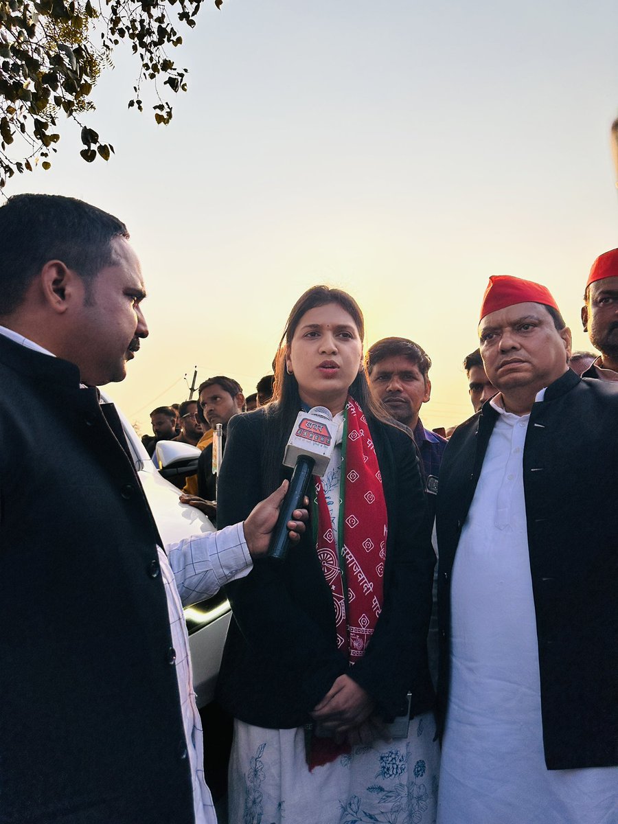 समाजवादी पार्टी के राष्ट्रीय अध्यक्ष मा० श्री अखिलेश यादव जी के निर्देशानुसार आज विधानसभा क्षेत्र भगवंतनगर के ग्राम हड़हा पहुंचकर विगत दिनों संदिग्ध परिस्थितियों में हुई नन्हेलाल सोनकर की मृत्यु के संबंध में पीड़ित परिवार जनों से मिलकर उन्हें इस दुख की घड़ी में ढांढस बंधाते हुए