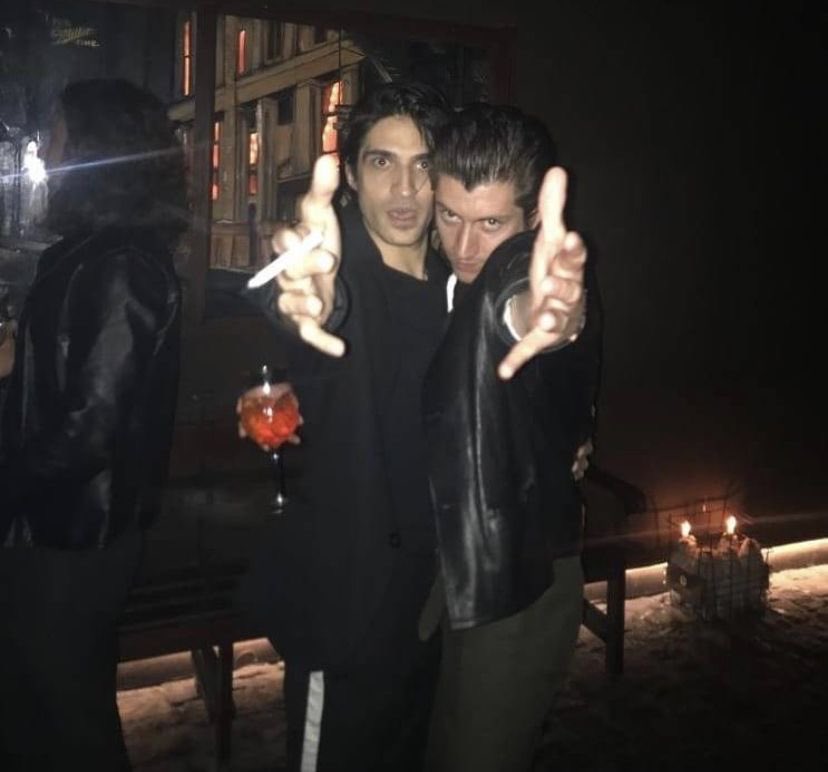 sweetsdreamstn's tweet photo. what’s up with him and this pose https://t.co/Fvi2wjRGBT