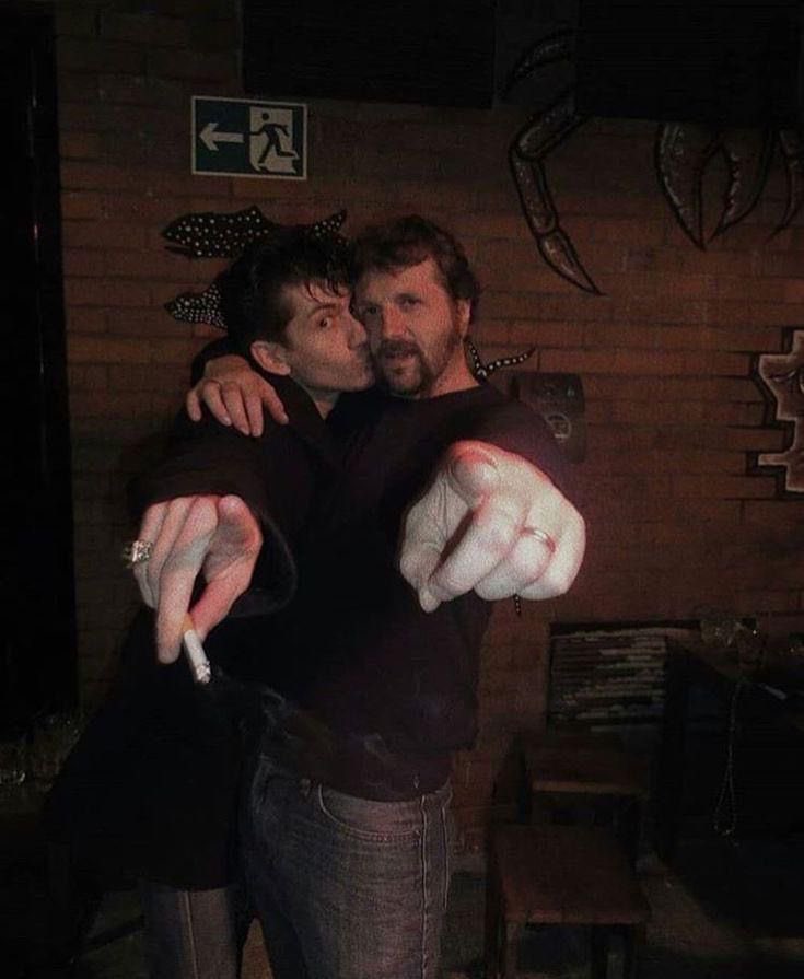 sweetsdreamstn's tweet photo. what’s up with him and this pose https://t.co/Fvi2wjRGBT