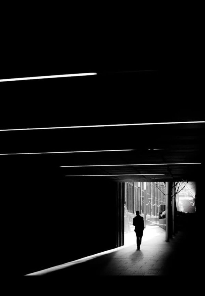 يشتمون علناً،
ويقتربون سراً…
فمن يرفع صوته كثيراً
يعرف تماماً أين يتجه
حين يُغلق الميكروفون.

الحل وين ؟ 

#هنا_الإمارات