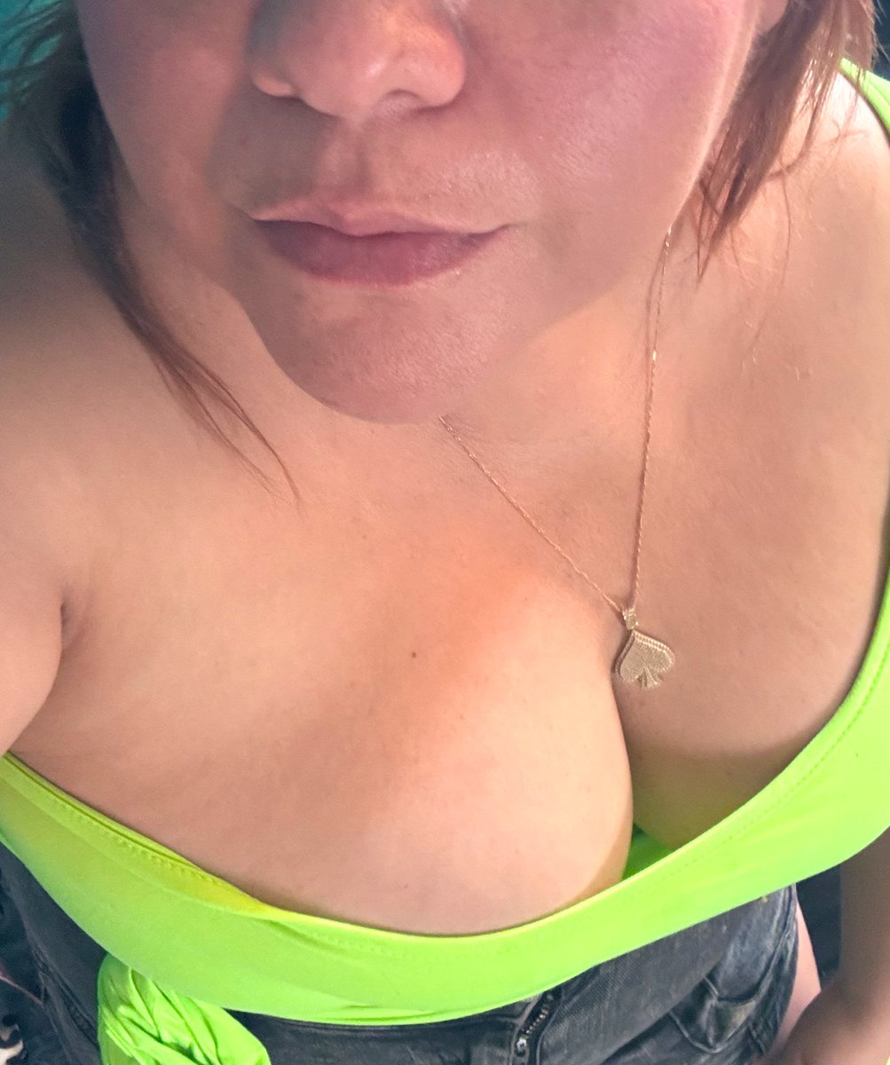 Vamos a cabinas un ratito aunque festejando mi cumpleaños #hotwife #swmonterrey #bbw #tetona #regia