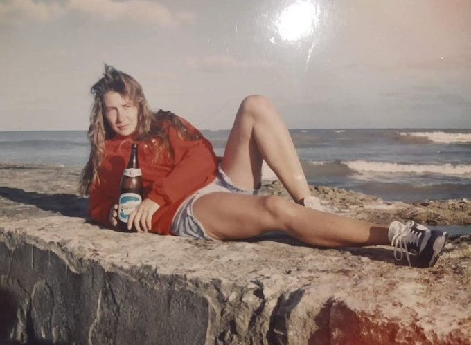 TemblordeBoedo's tweet photo. Basta, @myriambregman no vas a seducirme con tus piernas y tu troskismo, yo soy fiel a Cristina. https://t.co/rTdX7sjscU