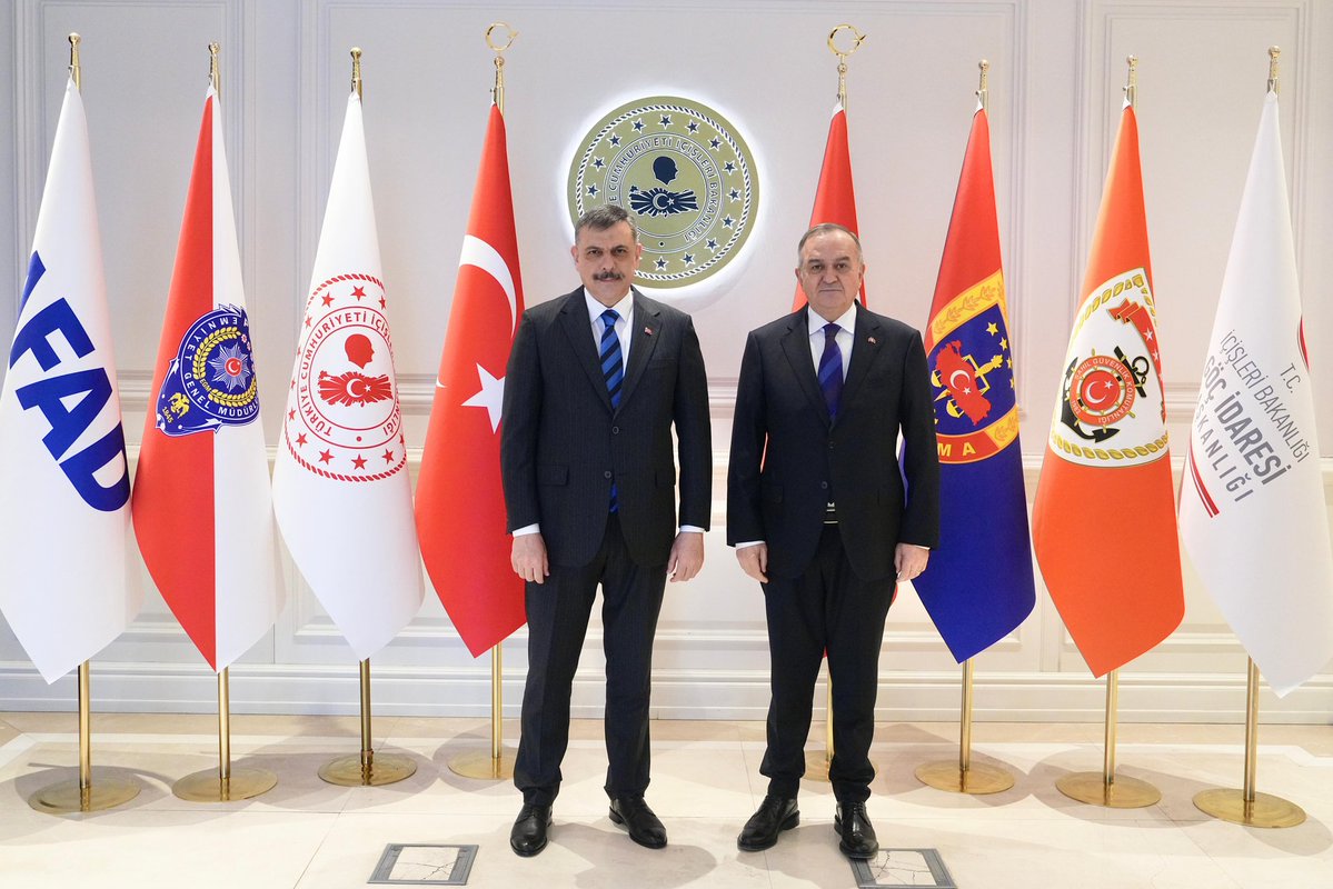 Milliyetçi Hareket Partisi Grup Başkanvekili ve 28. Dönem MHP Manisa Milletvekili Sayın Erkan Akçay İçişleri Bakanımız Sayın Mustafa Çiftçi’ye hayırlı olsun ziyaretinde bulundu.