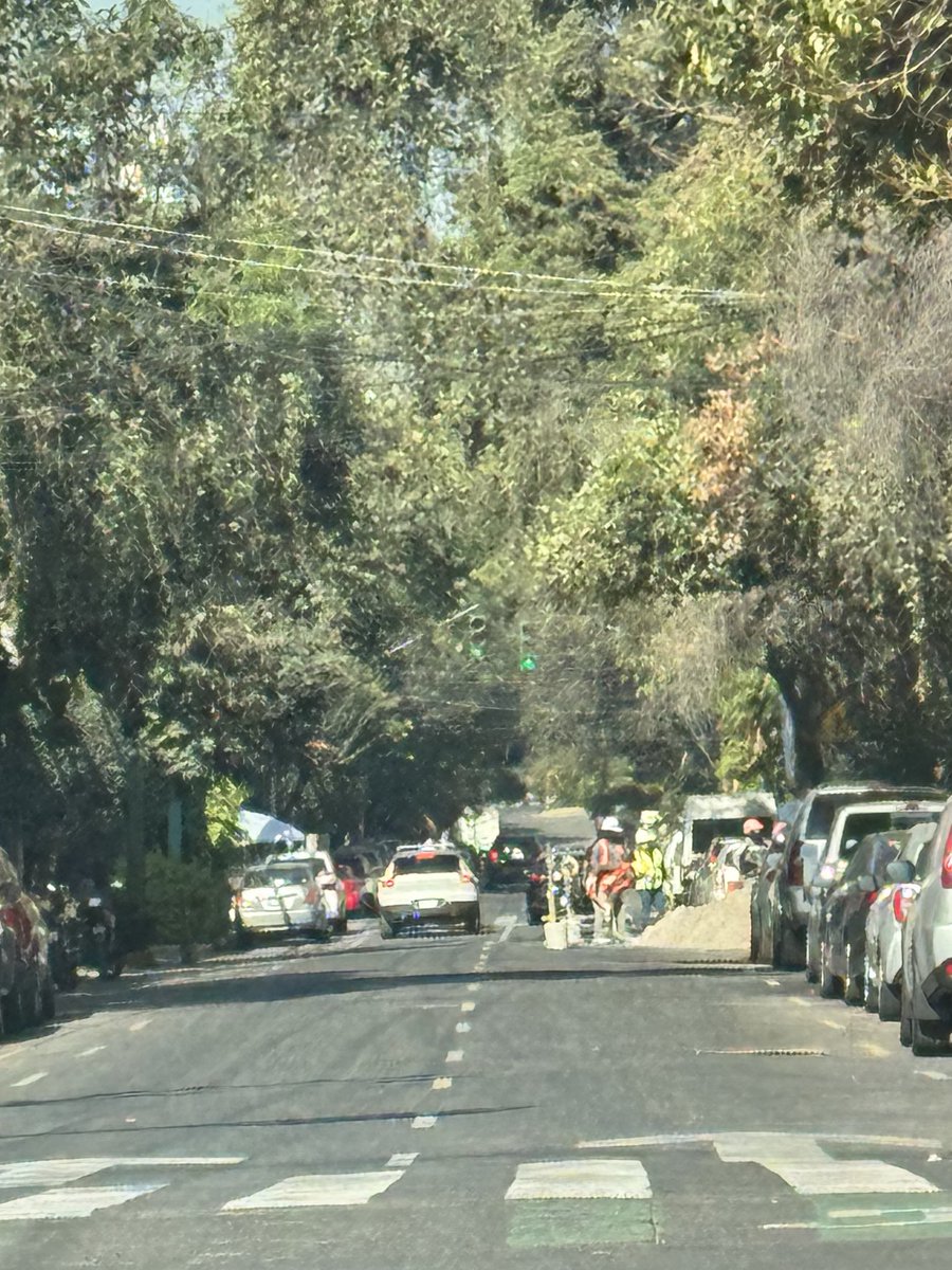 CosasMachistas's tweet photo. es normal que una construcción particular obstruya un carril vehicular para poner ahí su material? 

Del valle norte, calle Morena, entre Mier y Pesado y Amores 

@BJAlcaldia @AccionesBJ @supercivicosmx @inveacdmx @MetropolisCDMX https://t.co/L4GJQEwKKu