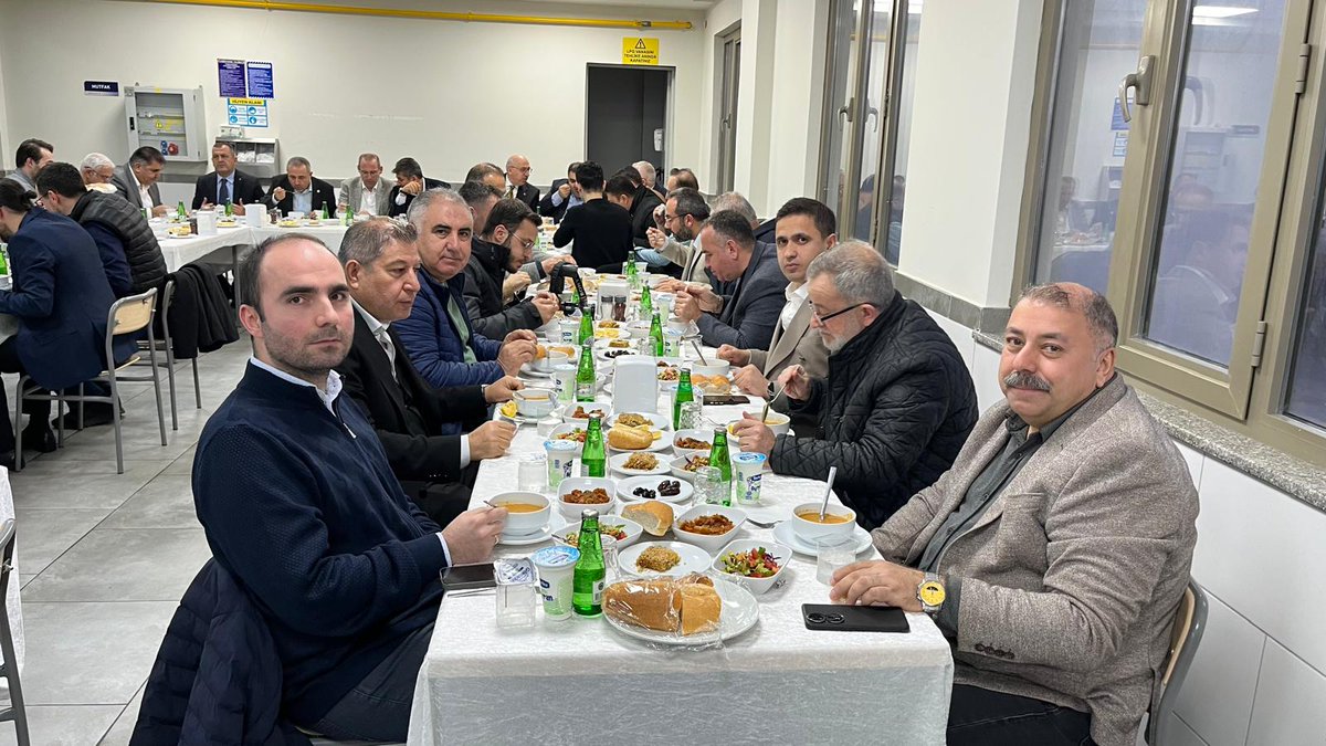 demir_cebbar's tweet photo. 📍 Türkoğlu OSB
Türkoğlu Kaymakamımız  Sayın Mustafa Nevzat MERCAN, Belediye Başkanımız Sayın Mehmet KARACA , Millet Vekillerimiz Sayın Ömer Oruç Bilal DEBGİCİ Ve İrfan KARATUTLU , Büyükşehir Belediyesi Başkan vekili Sayın Mehmet BEŞEN ve
Organize Sanayi Yönetim Kurulu Üyelerimizle birlikte emekçi kardeşlerimizle aynı sofra etrafında buluşup, Ramazan ayının manevi havasını beraber soluduk. 🌙

Rabbim tutulan oruçlarımızın kabul ve makbul olmasını nasip eylesin. 🤲🏻

#Ramazan #Kahramanmaraş