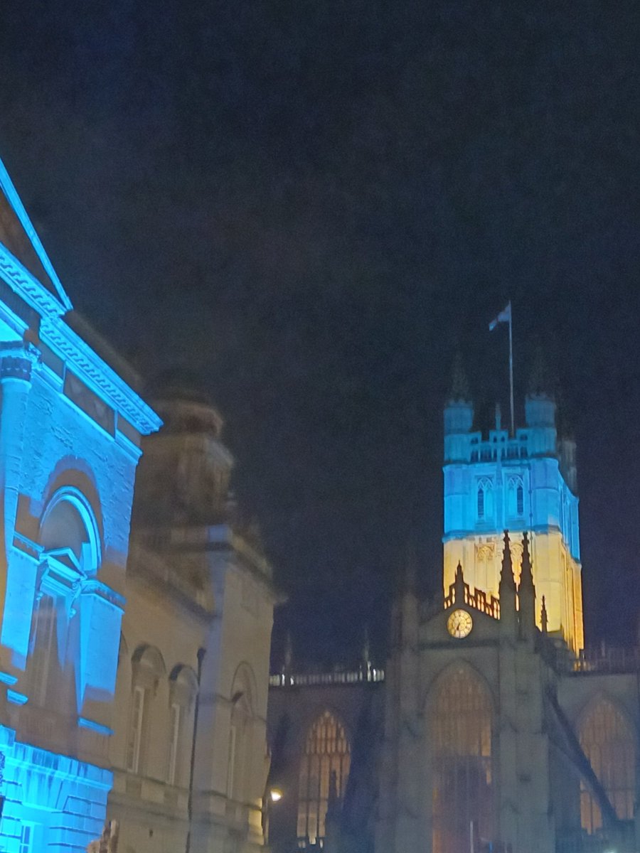 clairywairy88's tweet image. A touch of blue on #BathAbbey #Bath this evening.x 🩵💙🩵