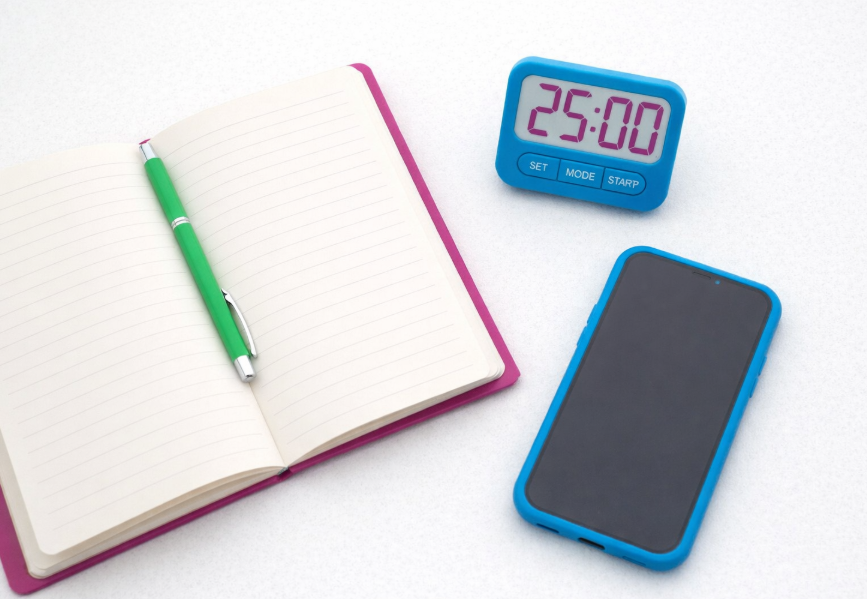 LoriNotebooks's tweet photo. Multitasking looks productive.
It isn’t.
It’s just task switching. 

Every switch costs energy.
Try this:
⏳ 25 mins on ONE task.
📵 Phone down.
Finish it fully.

Completion builds calm.

(This is a reminder to myself😀)

#SingleTasking #Focus #ProductivityHacks https://t.co/fmmDUGTWGy