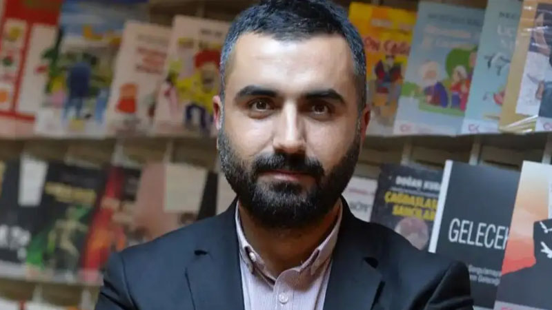 Tutuklanan Alican Uludağ’dan mesaj:

"Değerli meslektaşlarım, önce şunu yazmalıyım. Ben çok iyiyim. Burada habercilik faaliyetine bile başladım:) Adliyede sizlerden kaçırılsam da desteğinizi yürekten hissettim. Dayanışmanızı ömrüm boyunca unutmayacağım. Hepinize çok teşekkür
