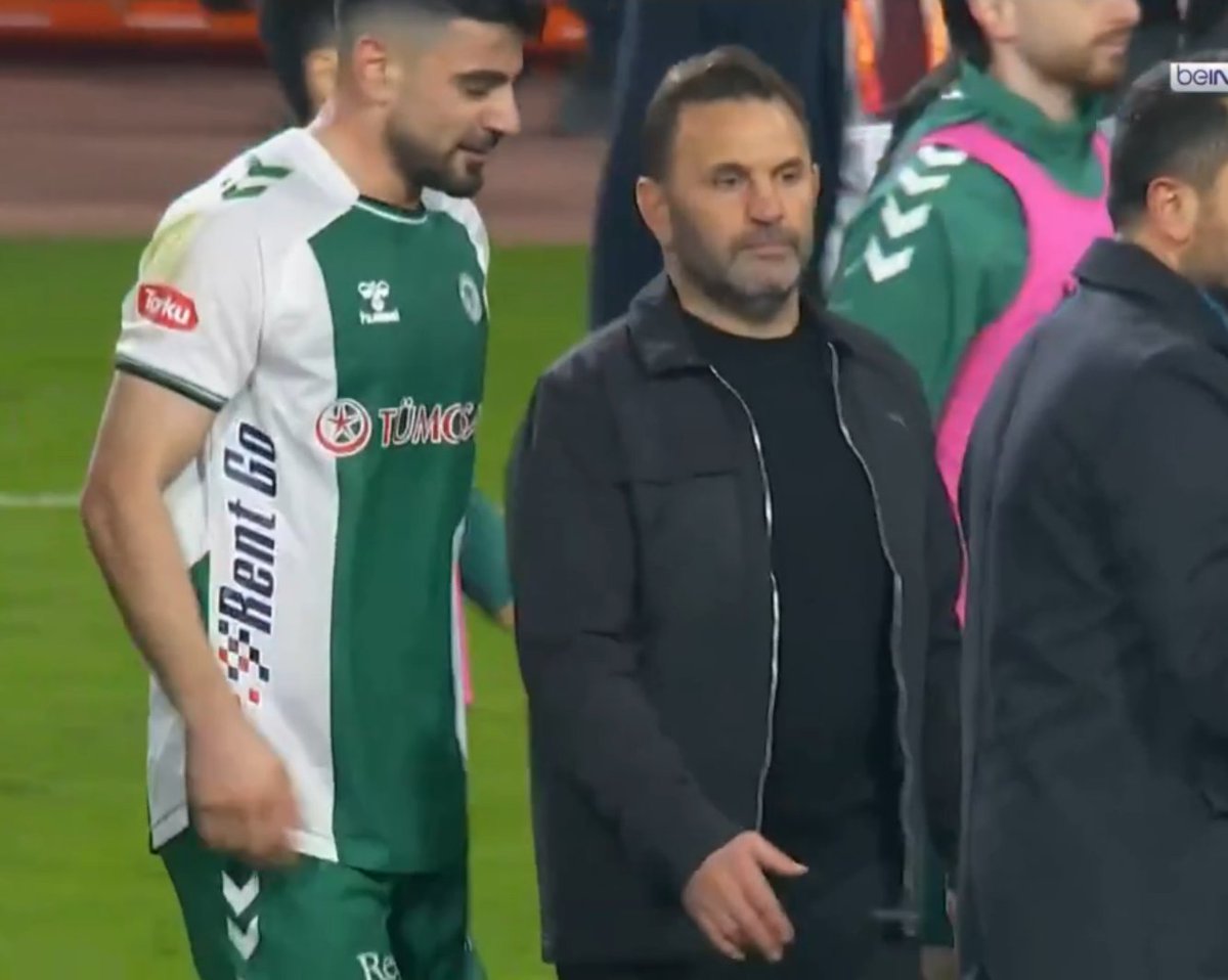 #KONvGS Okan Buruk un 3. yarınin  oynanması için hakemle görüşme yaptığı söyleniyor