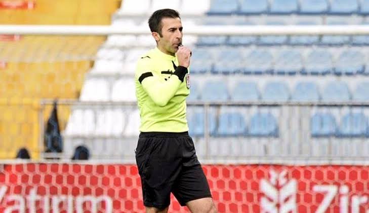 Galatasaray’dan korkmayıp Atilla Karaoğlan’ı VAR’a çağırma cesareti gösteren Davut Çelik’e son kez bakın, muhtemelen birdaha maç vermeyecekler…

#KNYvGS