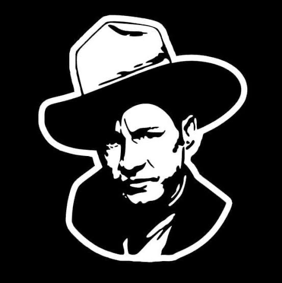 abrahamendieta's tweet photo. Hace 92 años, el dictador ultraderechista Anastasio Somoza mandó matar al héroe revolucionario centroamericano Augusto César Sandino.

Aquí, en México, Sandino fue testigo de la organización obrera y campesina postrevolucionaria para recuperar el petróleo, inspirándose en ella para tomar en sus manos el fusil contra el imperialismo y la opresión.

Tan cobardes fueron sus asesinos, que como no podían vencerlo en combate, lo invitaron a cenar al Palacio de Gobierno de Nicaragua, y se lo llevaron a traición, justificando la ejecución como una “petición especial” de la Embajada de Estados Unidos.

Matar siempre será de cobardes, pero asesinar a quién definía como su mayor orgullo “surgir del seno de los oprimidos, que son el alma y nervio de la raza” es un atentado contra toda la humanidad.

Por eso no le permitieron siquiera tener una tumba, para intentar que su pueblo lo olvidara pronto. Pero casi un siglo después, aquí sigue, vivo en sus ideas, y tumba no necesita, porque a las mujeres y hombres como él, está prohibido llorarles.