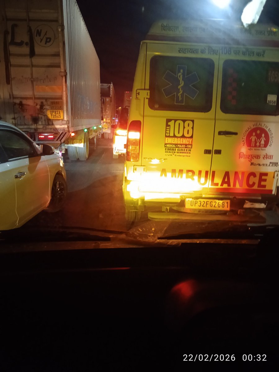 मिर्जापुर पुल पर भीषण लंबा जाम लगा हुआ है एम्बुलेंस भी फसी हुई है।
कृपया शीघ्र जाम से निजात दिलवाए।
<a href="/112UttarPradesh/">Call 112</a> <a href="/Uppolice/">UP POLICE</a> <a href="/mirzapurpolice/">Mirzapur Police</a> <a href="/uptrafficpolice/">UP Traffic Police</a>