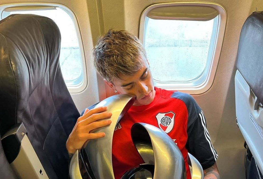 Termontiel_'s tweet photo. Quiero comprobar algo

Quien de estos 4 refuerzos que fracasaron tuvo mejor paso por el club? https://t.co/q8O7F7sFtb