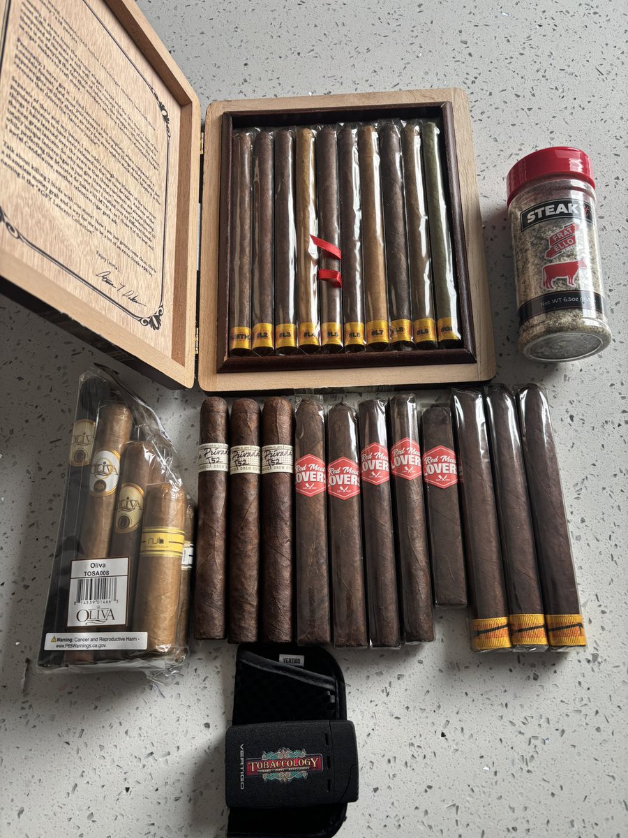 Shed_Stories's tweet photo. Epic Delivery!!

#cigars #stevesaka #Fratello #Tobaccology #beardedwonder #humidorcandy https://t.co/zWvRnoahOj
