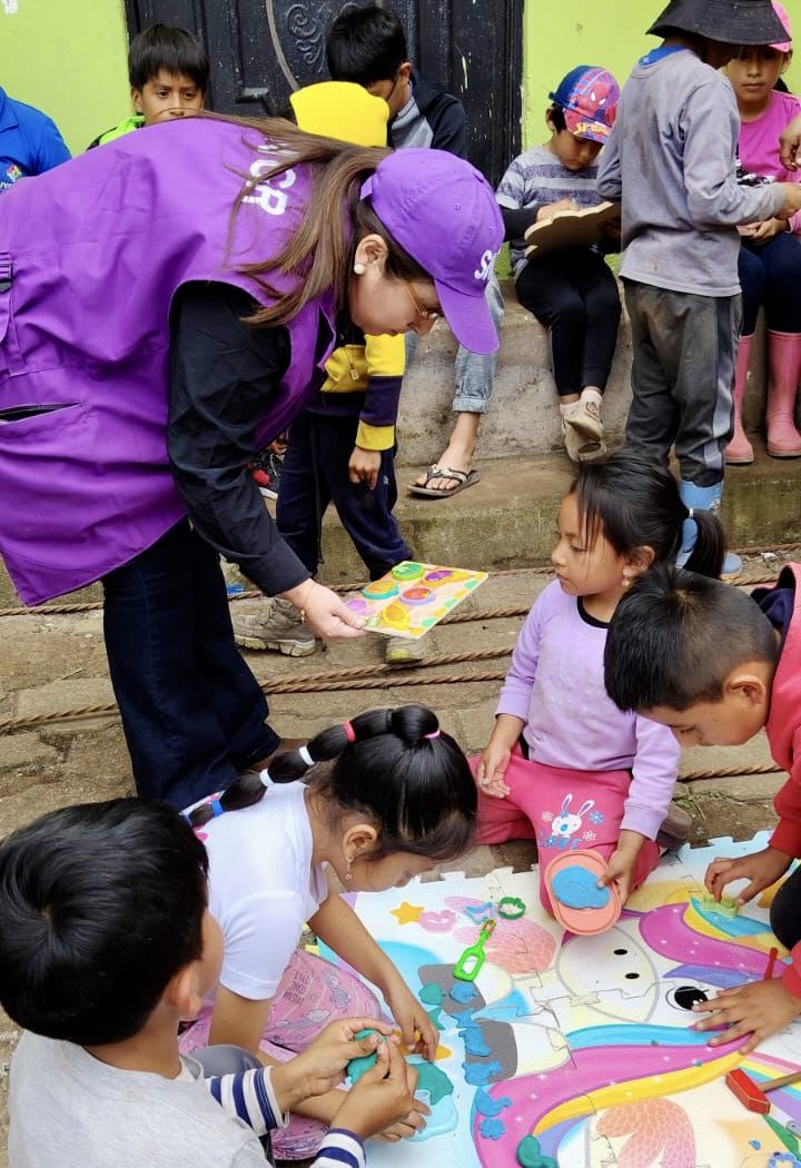 En estos momentos difíciles, reafirmo mi compromiso de estar al lado de las familias que más lo necesitan en Alausí, escuchándolas y acompañándolas con respeto y solidaridad.

Bajo el liderazgo del presidente <a href="/DanielNoboaOk/">Daniel Noboa Azin</a>, seguimos trabajando con el corazón y con