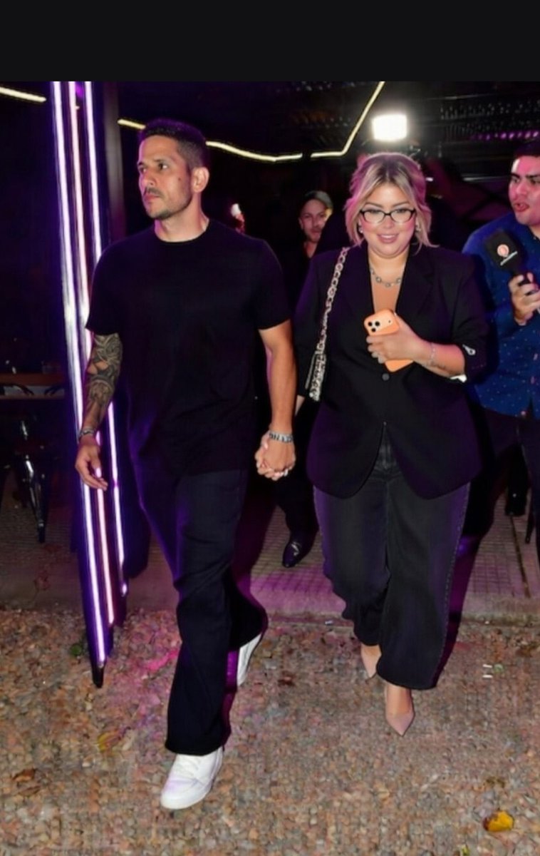 herch32's tweet photo. Ella debe creer que devora con esos lentes de secretaria/empresaria (a base de la guita de Icardi)🤣🤌🏻 no tiene amigas que le digan que no?. Y el otro mercenario un canje de ropa xq usa la misma con olor a culo #wanda #sqp #lam https://t.co/RCdCMHbH8q