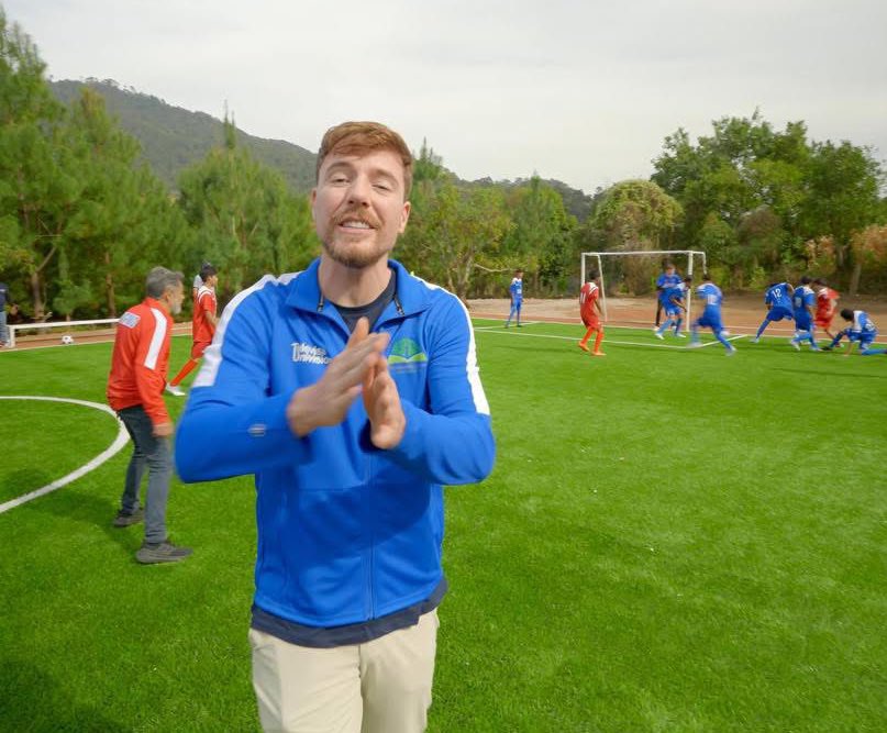 raulgtzoficial's tweet photo. No lo hizo ningún partido político (qué raro) 🤷‍♂️, ni lo hizo ningún actor (no me sorprende) 🎭… ¡lo hizo MrBeast! 👏✨

Él equipó una escuela en una comunidad alejada 🏫, donde prácticamente no tenían nada. Para dimensionarlo: la directora del plantel tenía su “oficina” instalada en su propio coche 🚗, porque no existía la infraestructura mínima para acondicionar un espacio digno.

Hoy, eso cambió. Hoy, MrBeast lo hizo posible 🙌. Equipó, rehabilitó y devolvió dignidad a esta escuela 📚💙.

Y entonces la pregunta es inevitable…
¿Dónde están los “influencers mexicanos” 🇲🇽, esos que presumen millones de seguidores, haciendo algo real por México? 🤔