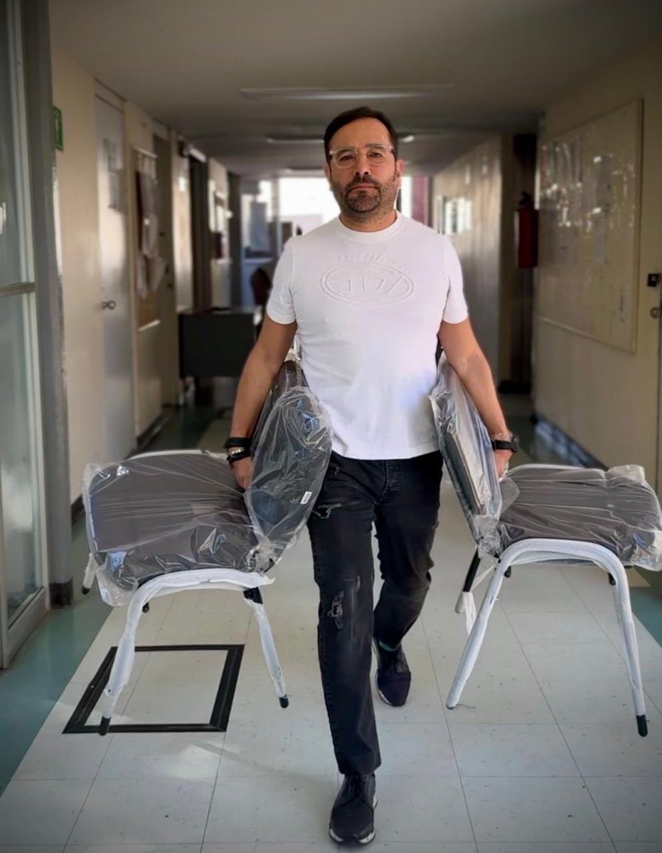 Hoy realizamos donación de sillas al Hospital Pediátrico de Legaria en Miguel Hidalgo.

Pequeñas acciones que hacen la diferencia en la atención y dignidad de quienes más lo necesitan. La transformación también se construye con hechos.