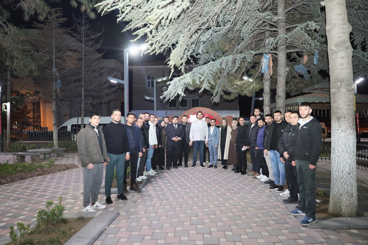 Bala’dayız 🙋🏻‍♂️

İftar sonrası kardeşlerimizle “Söz Gençlikte” dedik. 

Onlar sordu, biz cevapladık 🎤 

İşte Bala, işte gençlik 🚀