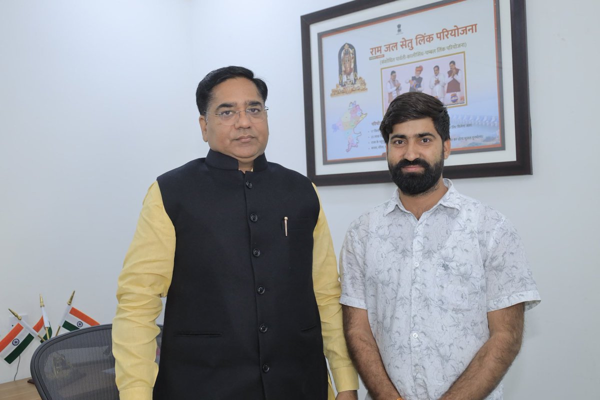 आज कर्मचारियों की बहुप्रतीक्षित मांग—#प्रोबेशन_में_पूर्ण_वेतन  को लेकर साथियों के साथ विवेक चौधरी <a href="/Jobner_Vivek/">Vivek Choudhary</a> ने आदरणीय कैबिनेट मंत्री सुरेश सिंह रावत से शिष्टाचार मुलाक़ात की।
मांग पर मिला पूर्ण आश्वासन............more