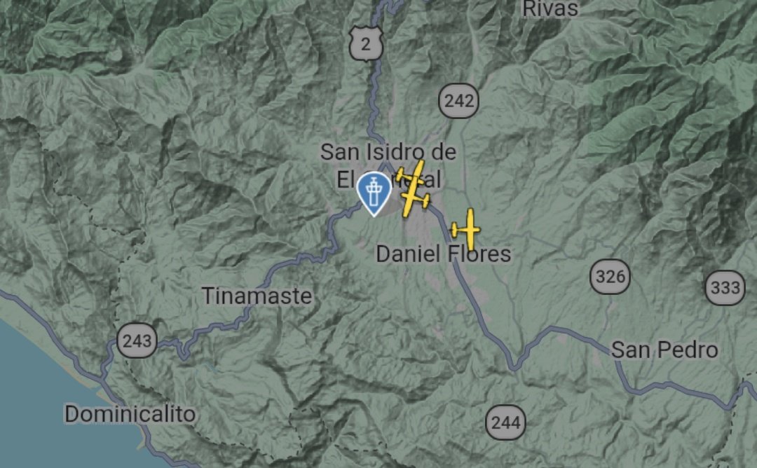 Está de locos el hotel, quién sabe que había para tener tres avionetas encima....