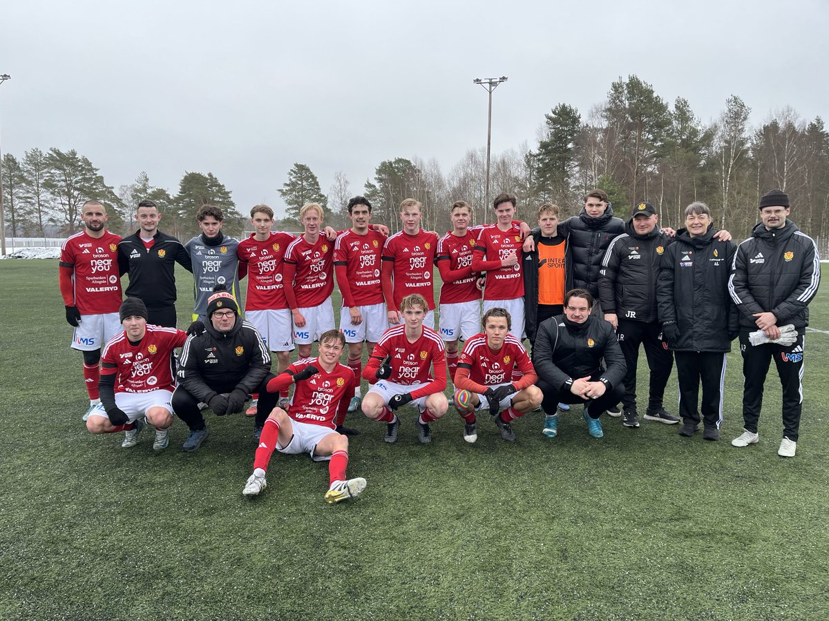 VargardaIKFotbo's tweet photo. Det hölls en tyst minut innan matchstart mot @GerdskenSenior och herrlaget spelade i svarta sorgband för att visa sitt kondoleans till familjen Hafström❤️🤍
Tack för allt du och din man gör och gjort Ulla, vi är evigt tacksamma - Vila i frid🕊️❤️🤍
"Vi ses på Tånga" https://t.co/vpBBy2bzaj