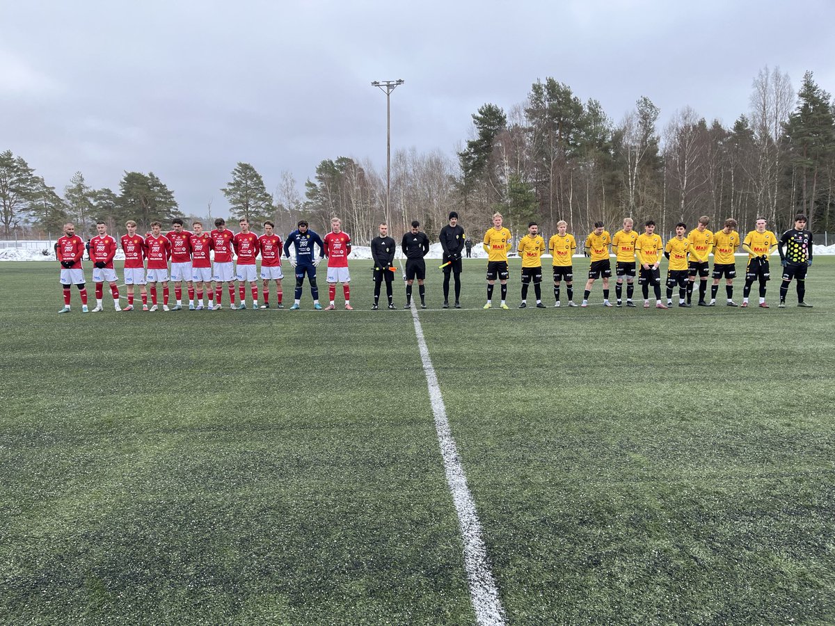 VargardaIKFotbo's tweet photo. Det hölls en tyst minut innan matchstart mot @GerdskenSenior och herrlaget spelade i svarta sorgband för att visa sitt kondoleans till familjen Hafström❤️🤍
Tack för allt du och din man gör och gjort Ulla, vi är evigt tacksamma - Vila i frid🕊️❤️🤍
"Vi ses på Tånga" https://t.co/vpBBy2bzaj