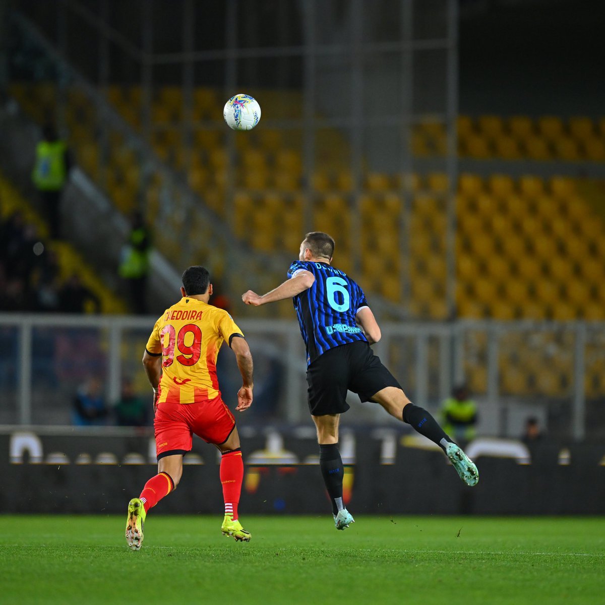 Stefan de Vrij speelde vanavond een uur mee met Inter in de uitwedstrijd tegen Lecce. 👌🏾

Het werd 0-2 (0-0) voor de Nerazzurri. 

#LecceInter