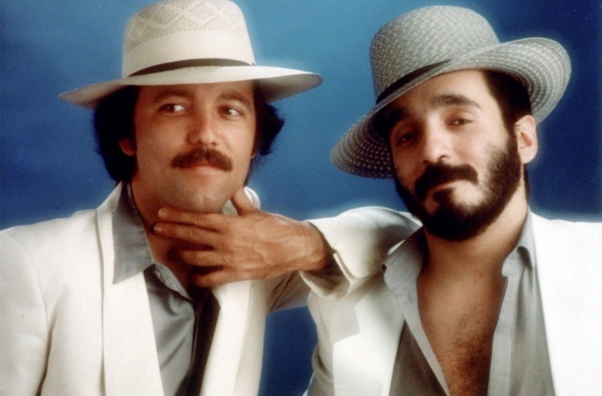 🎙️En 1975, Willie Colón lanzó su primer álbum como independiente y comenzó su histórica alianza con Rubén Blades.

Con Metiendo Mano y luego Siembra (1978), marcaron un antes y después en la salsa, con himnos como Pedro Navaja.

🔗 Más aquí: es.rollingstone.com/grandes-produc…