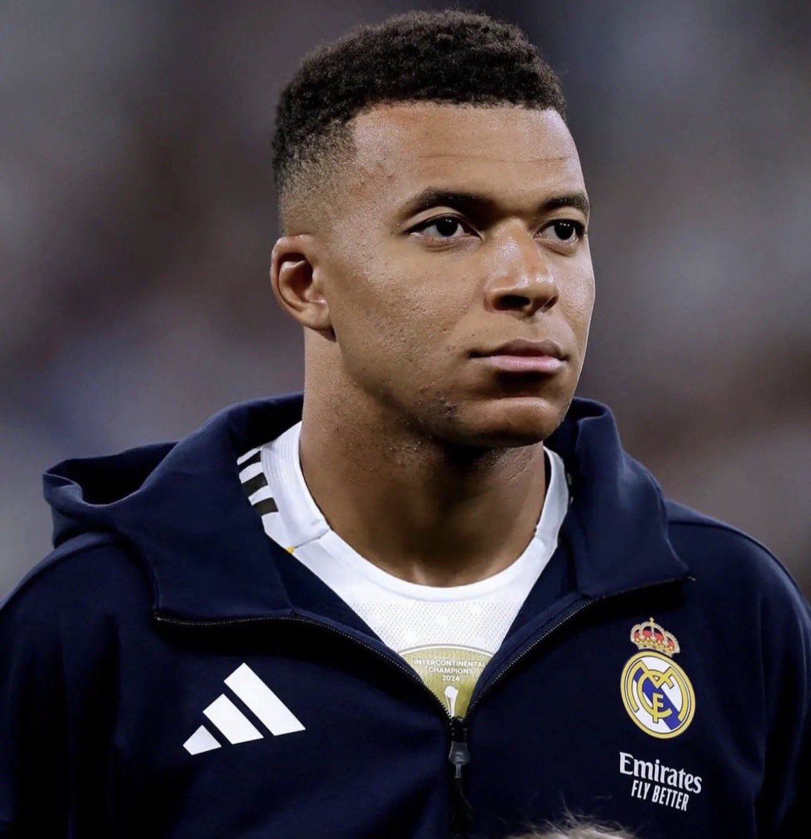 No se asocia, no regatea, no es rápido, no juega en equipo, no presiona, sin balón resta, no fija centrales, no tiene buen pase, no aparece en los momentos importantes, no tiene buena zurda ni remate cabeza, necesita 5 ocasiones claras para meter una...

Mejor del mundo.

KM10.