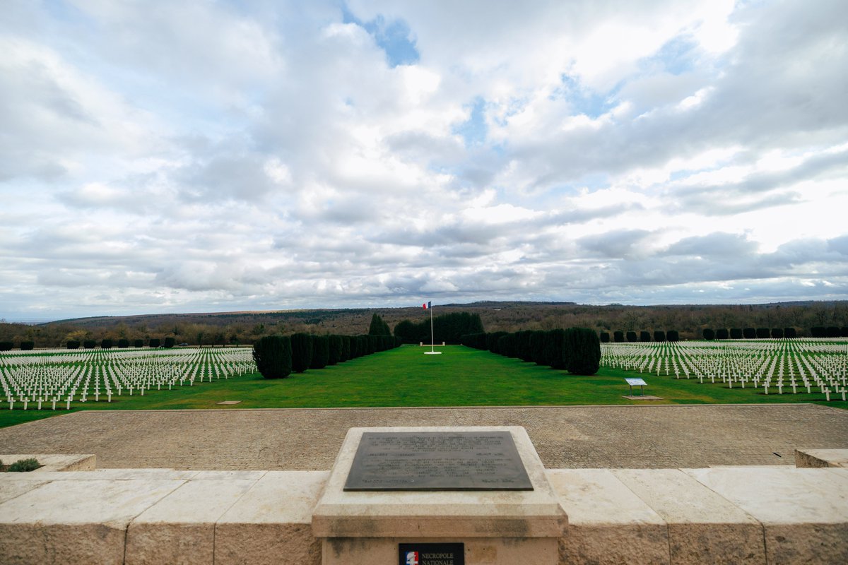 J_Bardella's tweet photo. La mémoire de Verdun n'est pas un musée : c'est un appel. 

Ces soldats nous invitent à accepter les engagements nécessaires, et à servir une cause plus grande que soi : celle de la Nation.

Le Rassemblement National rend aujourd'hui hommage à « ceux de 14 ». https://t.co/xHxIv8RhKR