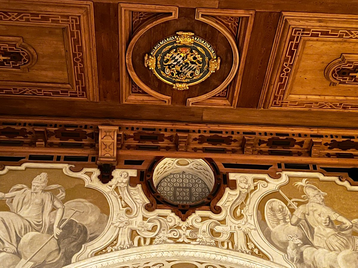 Es ist so wunderschön hier. Was dieses Schloss wohl schon alles erlebt hat.