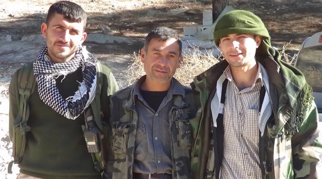 Fedaîlerin ruhuyla çepeçevre sarılmıştı #Efrin.. 

Son mermisine kadar çatışmanın, Son nefesine kadar direnmenin, Tarihi direniş bayrağını yüceltmenin yeminini etmiş Fedaî yüreklerin mekanıydı #Efrin..