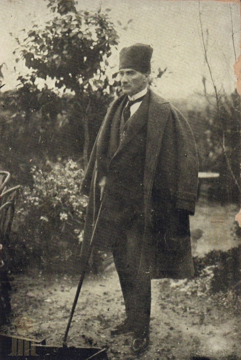 kronikkdokuman's tweet photo. YAPAY ZEKA DEĞİL!

TBMM Reisi Gazi Mustafa Kemal Paşa, Tarsus'ta Çağlayan Bahçesi’nde. (18 Mart 1923) https://t.co/IBF8HVrw2N