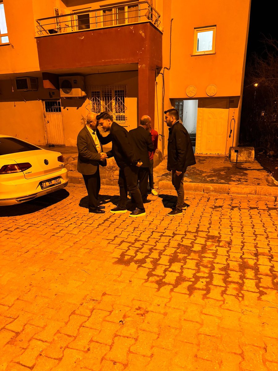 Beşiri’li hemşehrilerimizin hanelerine misafir olduk.

Ramazan’ın bereketini ve kardeşliğini birlikte paylaştık.

Ak Parti Beşiri teşkilatları olarak birlik ve dayanışmayı büyütmeye devam ediyoruz.

<a href="/AvukatErsanAksu/">Ersan AKSU🇹🇷</a> 
<a href="/SansiHuseyin/">Hüseyin Şansi</a> 
<a href="/fnasiroglu/">Ferhat NASIROĞLU</a> 
<a href="/hasanokay72/">Hasan okay</a>