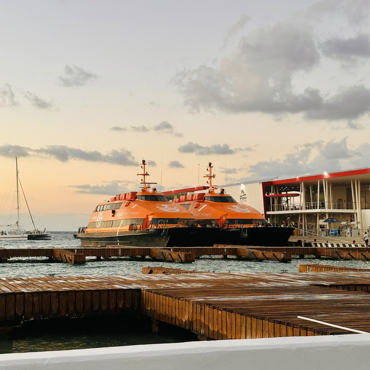 Viajar a Cozumel también es disfrutar cada momento del camino 🌅🚢

#winjet #cozumel