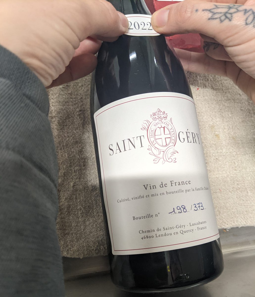 PatrickDuler's tweet photo. Le premier millésime de notre fils Louis-Dominique Duler sur des vignes complantées avec les chênes truffiers.

Mise en bouteille du 2022. Merci à nos crowfunders d'avoir cru en ce projet !

#premiermillesime #vigneron #vinagroforestier