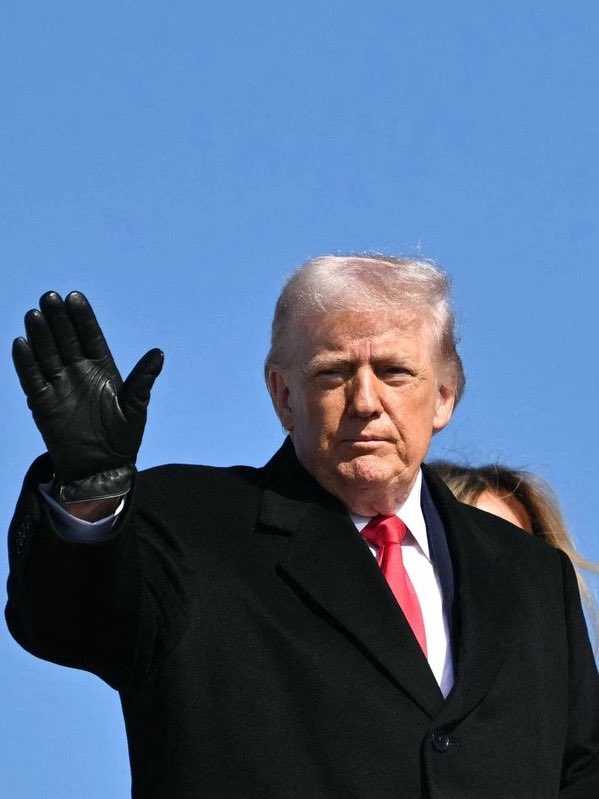 🚨| URGENTE: Fuerzas de seguridad de élite cubanas abandonan Venezuela por presión de Estados Unidos, asesores y médicos espías cubanos abandonan el país. 🇻🇪🇨🇺 Bye bye esbirros cubanos. No los extrañemos. Gracias Presidente Donald Trump.