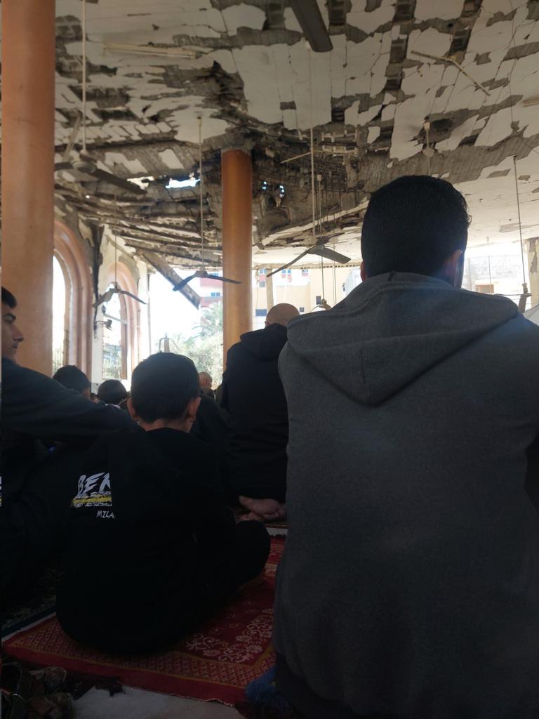 كتب صاحب الصورة :حلمي بسيط انو ما يسقط علينا السقف ونحن نصلي