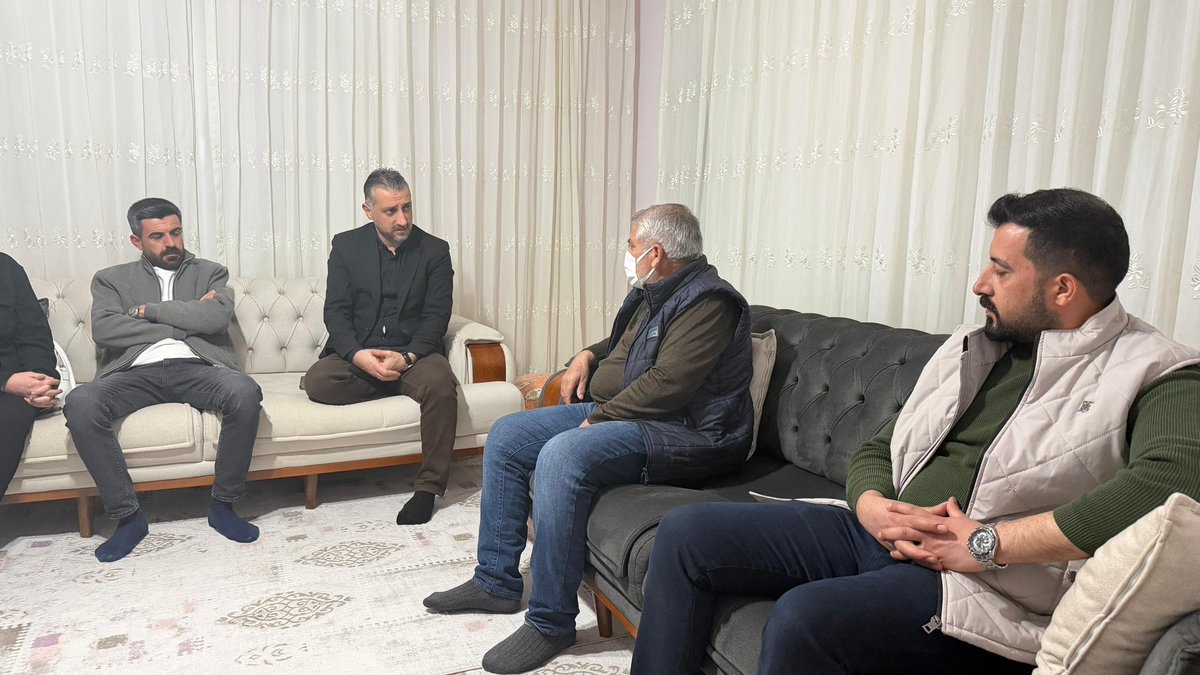 akyenisehirilce's tweet photo. 📍 Batıkent
🔻 Hasta Ziyareti

İlçe Başkanımız Sn. Seyidhan Kartal, İlçe Başkan Yardımcılarımız Sn. Talip Yılmaz, Sn. Alper Tunga Akgün, Sn. Davut Tunç, İlçe Yönetim Kurulu Üyemiz Sn. Cihan Yeditepe, İlçe Kadın Kolları Başkan Yardımcımız Sn. Fatma Kutlu ve İlçe Gençlik Kolları Başkan Yardımcımız Sn. Eyüp Beyazıt ile birlikte; İlçe Başkan Yardımcımız Davut Tunç’un amcası Necmettin Tunç’a geçmiş olsun ziyaretinde bulunduk.

Kendisine acil şifalar diliyor, en kısa sürede sağlığına kavuşmasını temenni ediyoruz