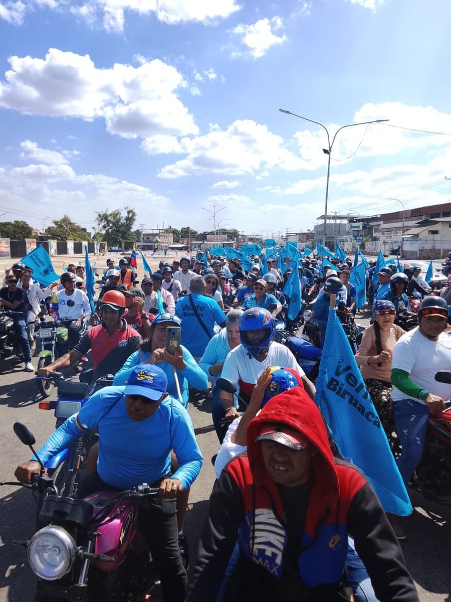 VenteVenezuela's tweet photo. ¡Qué grande, Apure! 💪🏼
Se desbordan las calles del estado para recibir a su líder, @NahirMota, luego de más de un año en clandestinidad.
Hoy Nahir se reencuentra con su equipo y su gente.
¡Salimos TODOS, hasta que salgan TODOS! https://t.co/HIR0iazV3X