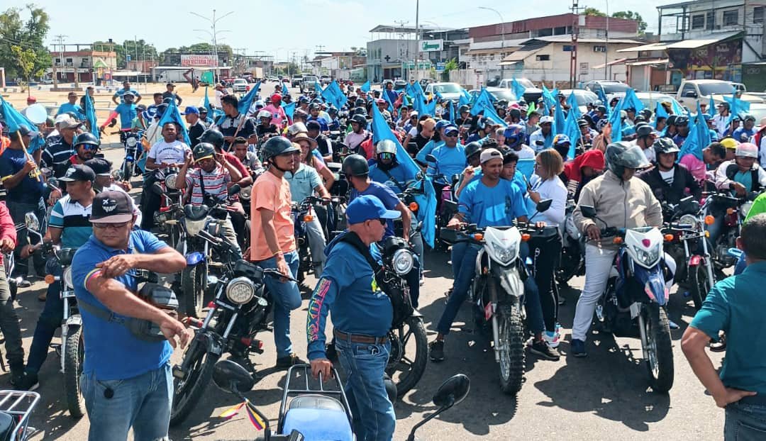 VenteVenezuela's tweet photo. ¡Qué grande, Apure! 💪🏼
Se desbordan las calles del estado para recibir a su líder, @NahirMota, luego de más de un año en clandestinidad.
Hoy Nahir se reencuentra con su equipo y su gente.
¡Salimos TODOS, hasta que salgan TODOS! https://t.co/HIR0iazV3X